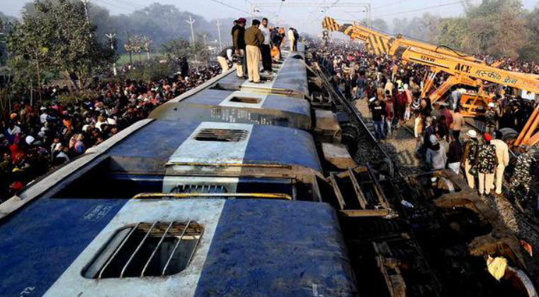 印度列车相撞事故已致死伤超千人：该国百列火车运行受影响 近乎崩溃
